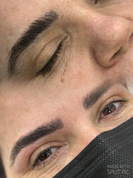 Nanopigmentacao, técnica de micropigmentação atualizada que simula seus fios naturais, preenchendo falhas e desenhando com naturalidade sua sobrancelha.