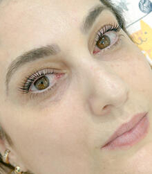 Cílios curvados com naturalidade e durabilidade de até 2 meses.